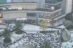 风雨无阻！成都突降暴雨 球迷仍冒雨在詹姆斯中国行活动现场等候