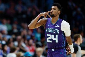 稳定输出！米勒14中8&5记三分拿下22分4板3助1断 首节独得12分