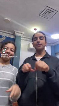 实拍：萨拉赫的女儿们和他的家人正在尝试舞蹈潮流~